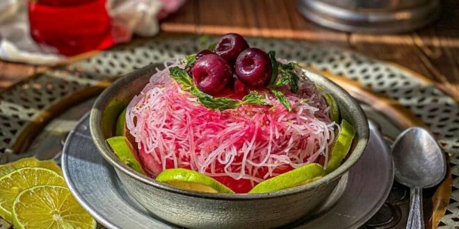 Faludeh von Yazd, ein traditionelles persisches Dessert aus Limetten- und Rosenwasser-Granita mit Reisnudeln, wurde in die nationale Liste des immateriellen Kulturerbes Irans eingetragen.